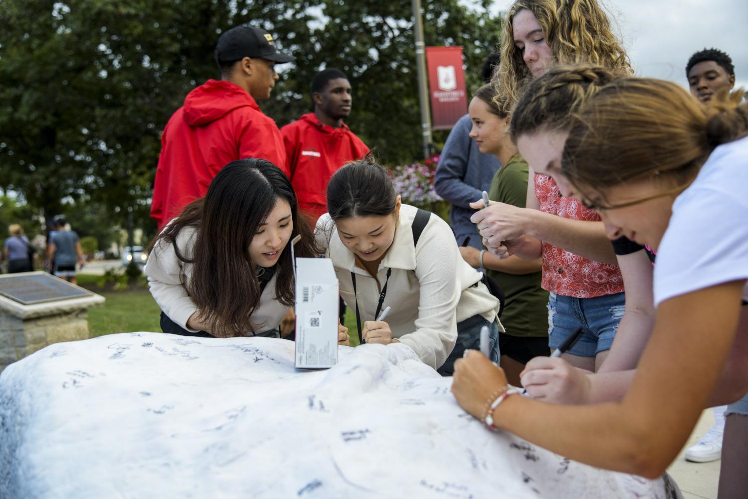 今天, students sign their names on Kissing Rock when they first arrive on campus, and four years later when they graduate.